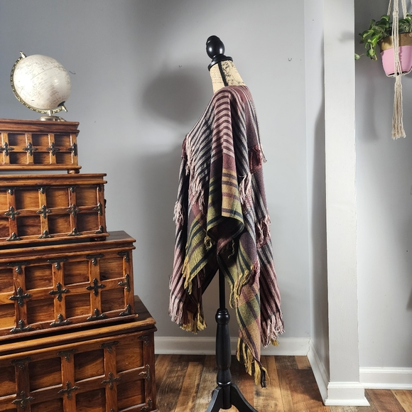 Vince Camuto Lightweight Open-Front Fringe Wrap - Picture 3 of 8